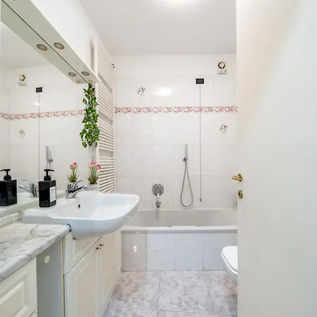 - Front Station - At 2 Min - Wifi Apartment
