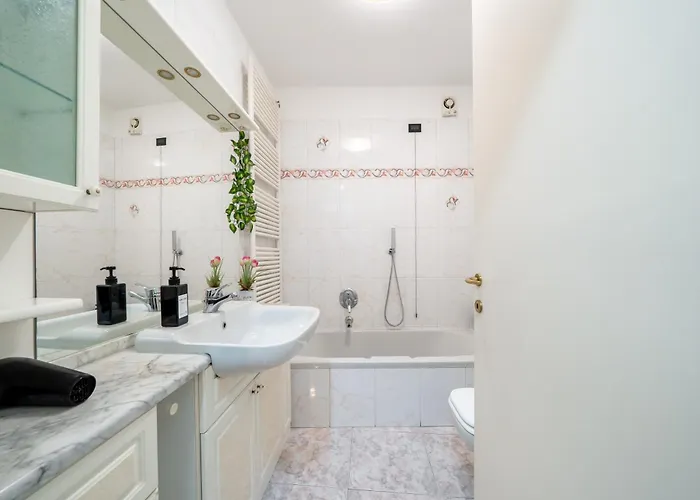 - Front Station - At 2 Min - Wifi Apartment